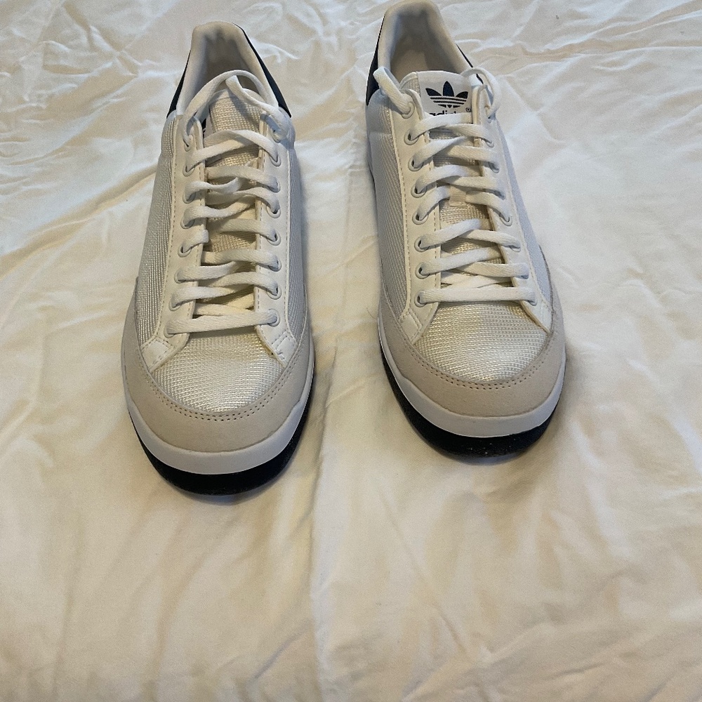 Men’s Rod Laver Cloud Adidas tennis shoes Size 9